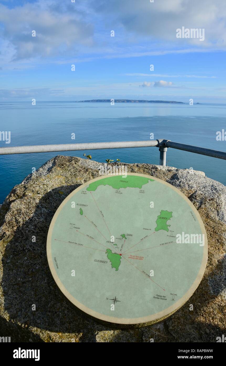 Vista dell'isola di Jersey nella distanza visto dal punto di Jerbourg con information board, Guernsey, Isole del Canale, REGNO UNITO Foto Stock