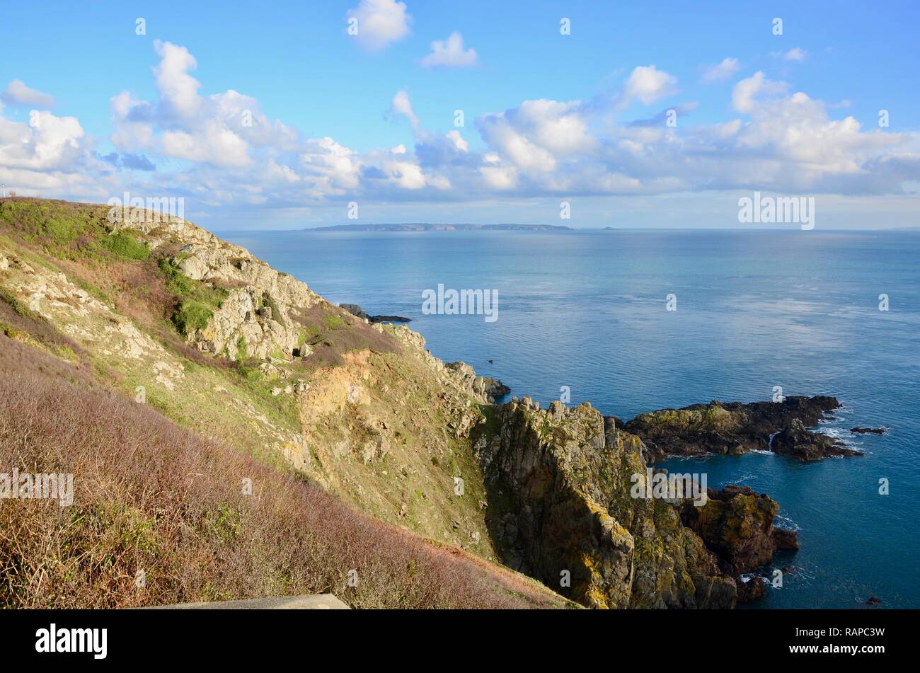 Vista dell'isola di Jersey nella distanza visto dal punto di Jerbourg, Guernsey, Regno Unito Foto Stock