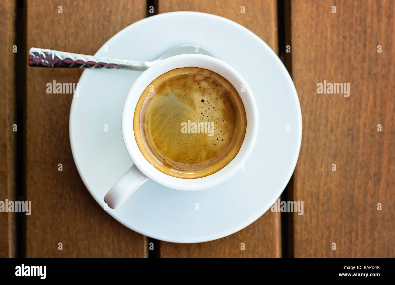 Tazza di caffè e la vecchia macchina di molatura con due cubetti di  zucchero Foto stock - Alamy