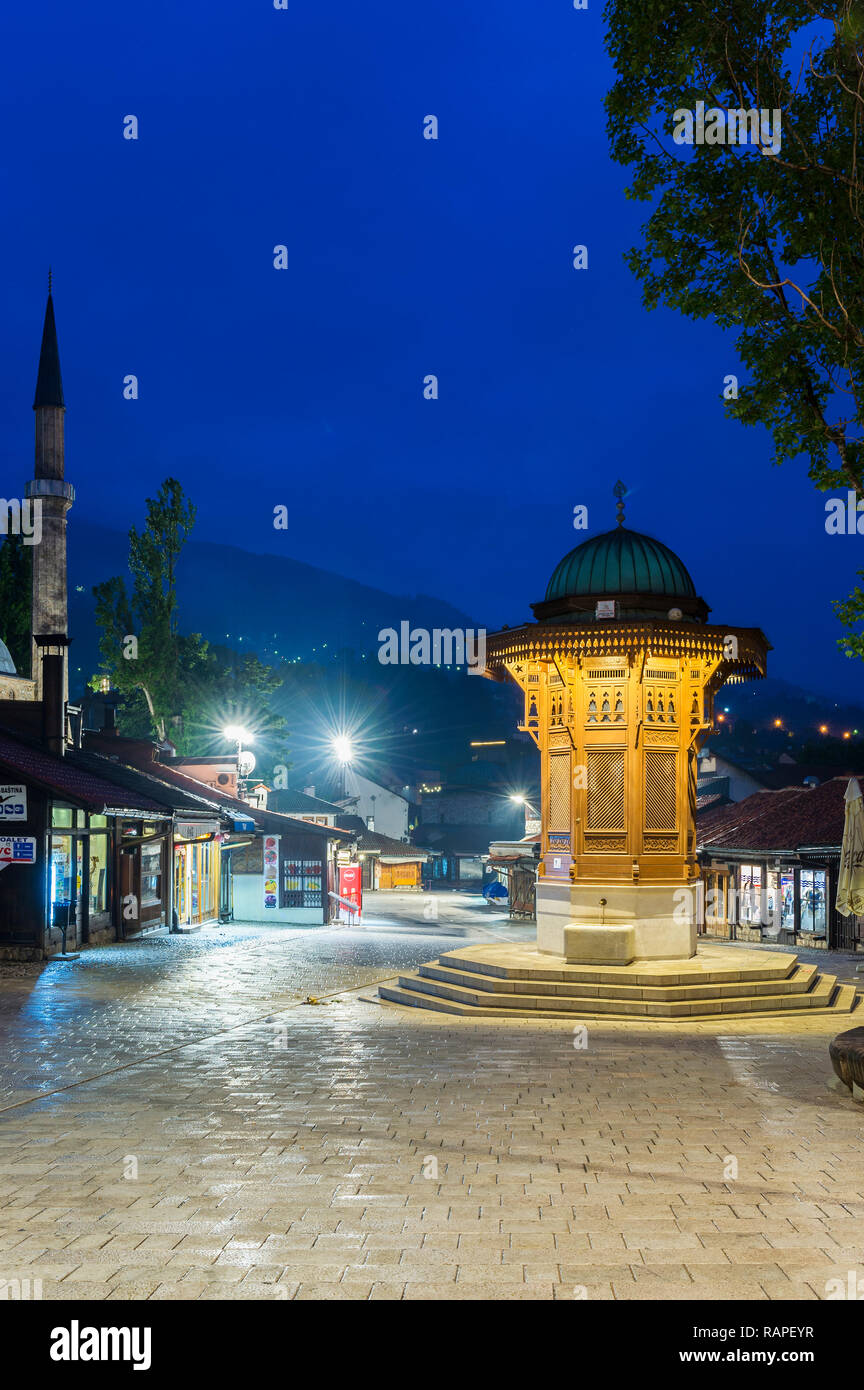 Sebilj illuminato stile ottomano fontana di legno di sunrise, Bascarsija vecchio bazar, Sarajevo, Bosnia ed Erzegovina Foto Stock