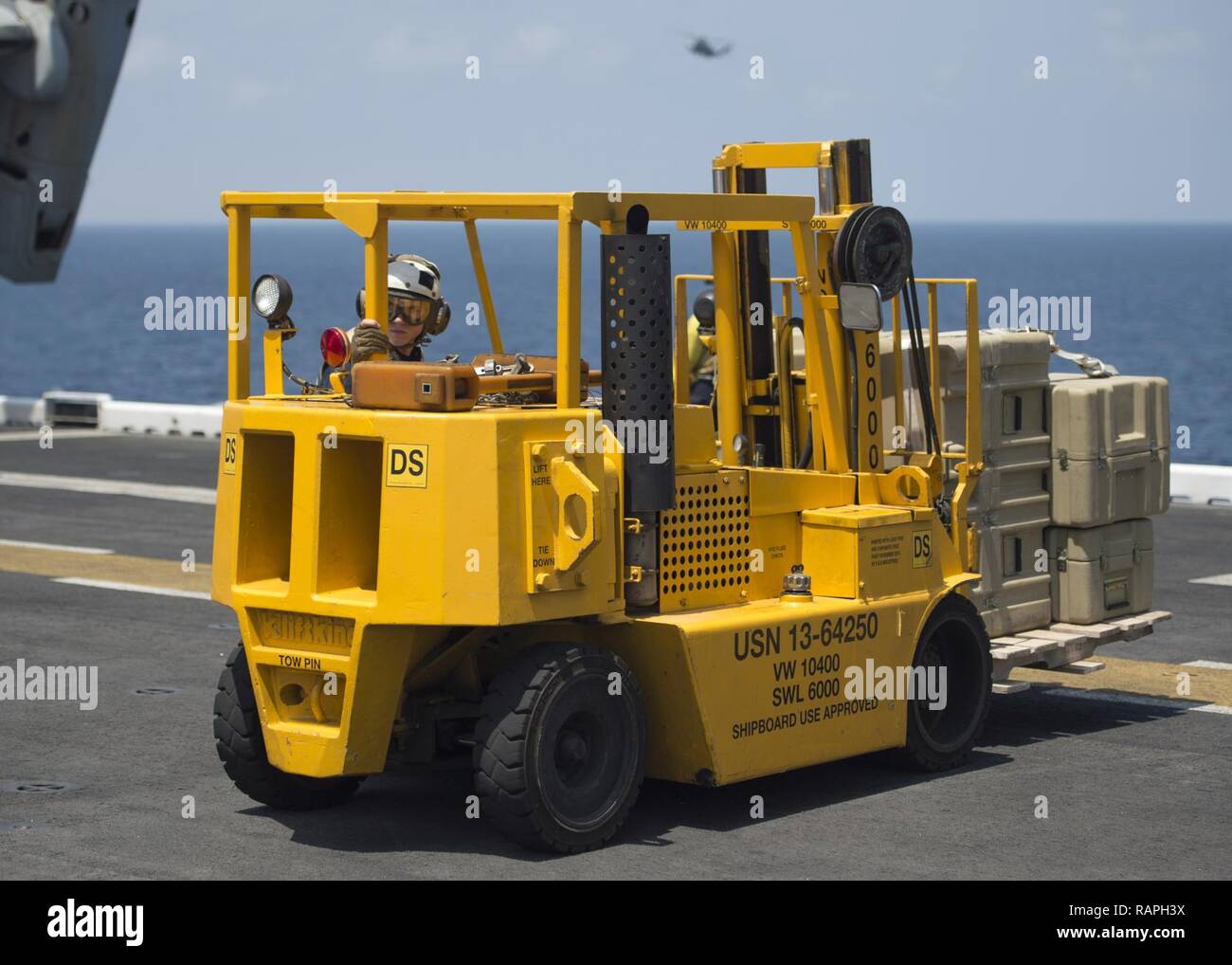 Stati Uniti 5TH FLOTTA AREA DI OPERAZIONI (3 marzo 2017) lancia Cpl. Aser Bentz, assegnato alla USS Makin Island (LHD 8) combattere l ufficio cargo, aziona un carrello elevatore per spostare le forniture a bordo dell'assalto anfibio della nave. Makin Island è distribuito negli Stati Uniti Quinta Flotta area di operazioni a sostegno della sicurezza marittima operazioni destinate a rassicurare gli alleati e partner e preservare la libertà di navigazione e il libero flusso di commercio nella regione. Foto Stock