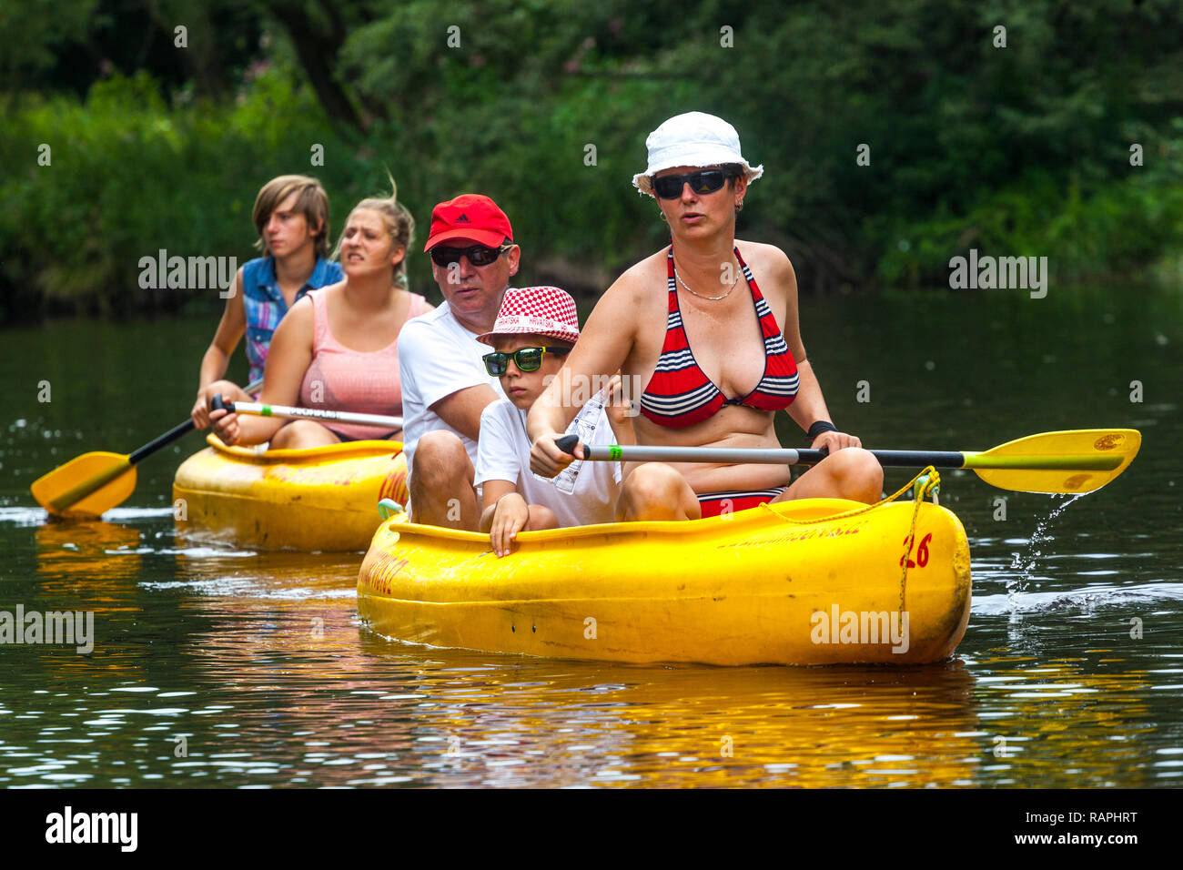 Famiglia canoa fiume, avventure estive, Repubblica Ceca Foto Stock