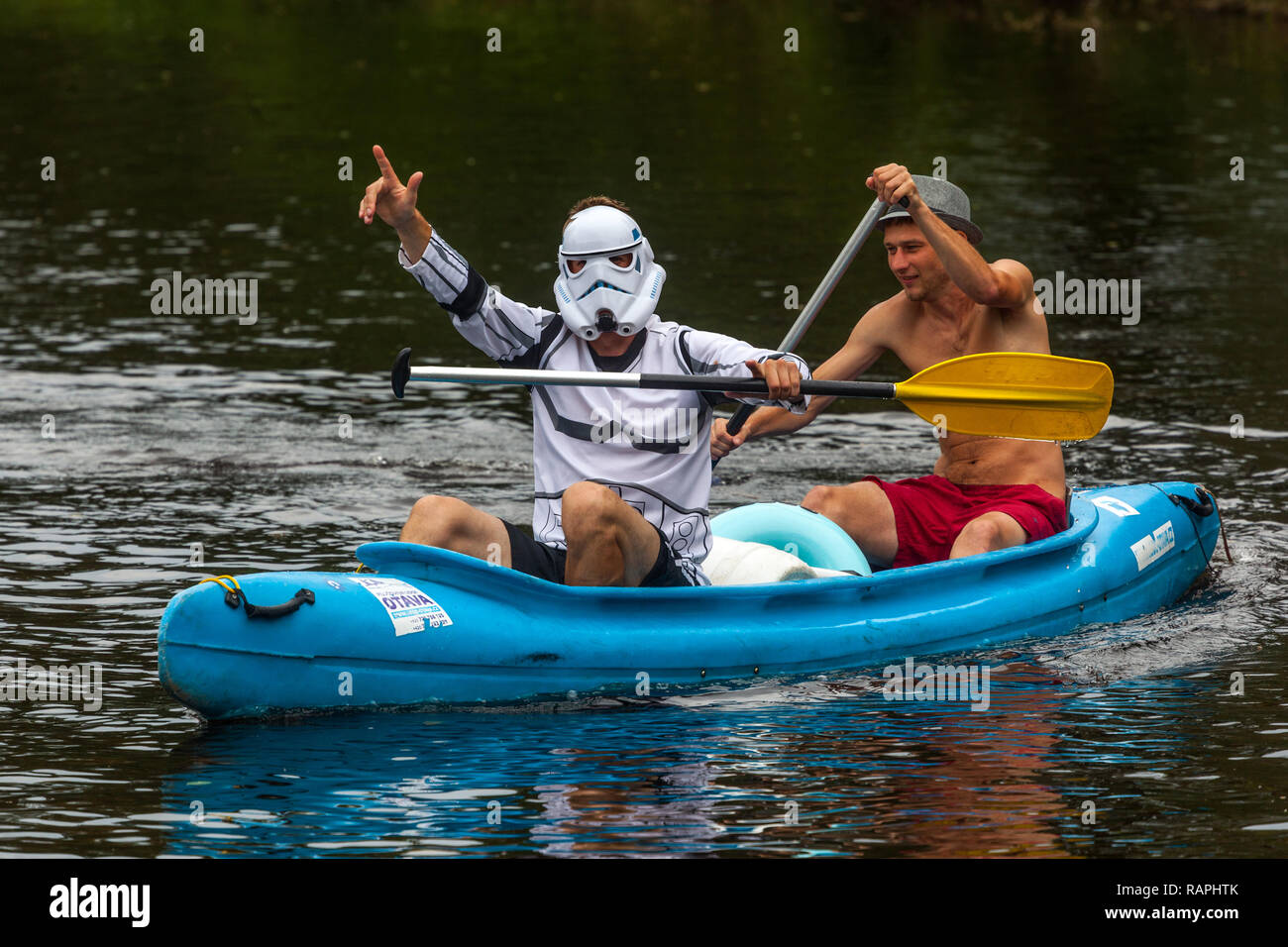 Uomo in Star Wars maschera casco canoa fiume Otava, Repubblica Ceca Foto Stock