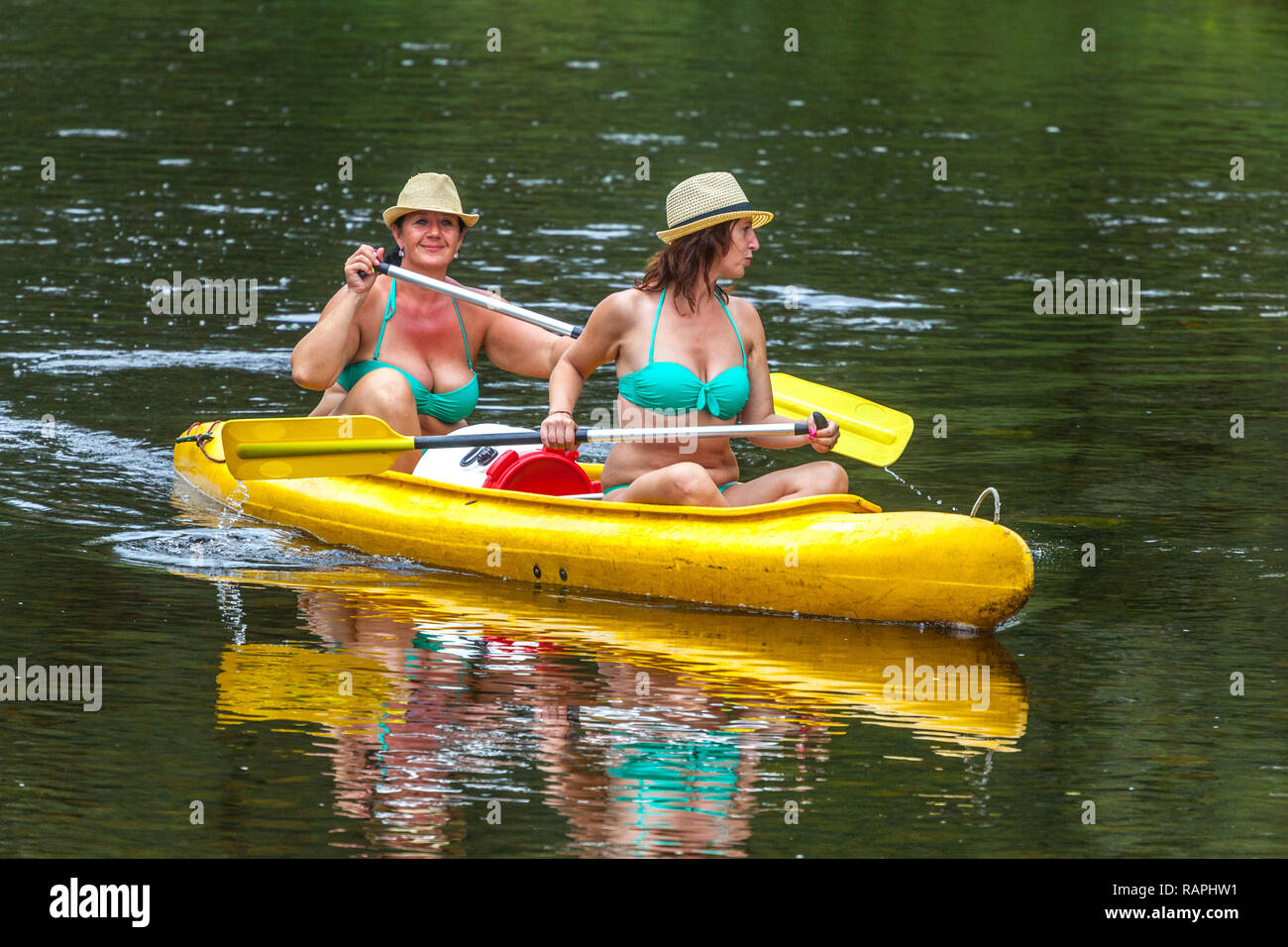 Due donne nel fiume in canoa di mezza età, avventure estive, Repubblica Ceca donne galleggianti fiume sano stile di vita Foto Stock