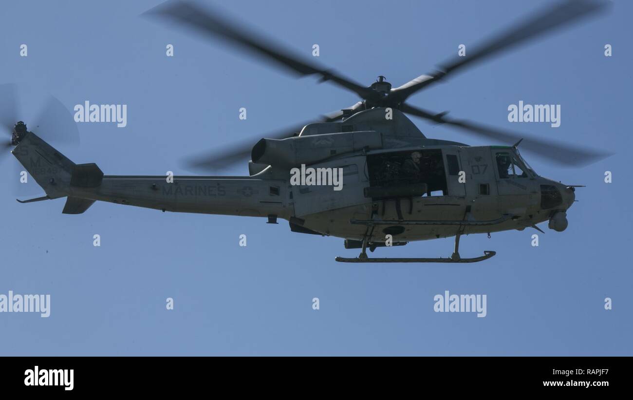 U.S Marine Corps UH-1Y Venom assegnato alle Marine Attacco leggero elicottero Squadron 369, mosca sopra la testa a sostegno di un bracci di supporto Centro di Coordinamento esercizio durante la fase di esercizio del pugno di ferro 2017 Isola di San Clemente, California, Feb 22, 2017. L'esercizio di treni sia Marines e soldati JGSDF sul coordinamento, combinati i bracci a forma di incendi di aria e di mare attività. Il pugno di ferro è un annuale, bilaterali esercizio dove gli Stati Uniti e il servizio Giapponese membri treno insieme e condividere le tecniche, tattiche e procedura per migliorare la loro complessiva capacità operative. Foto Stock