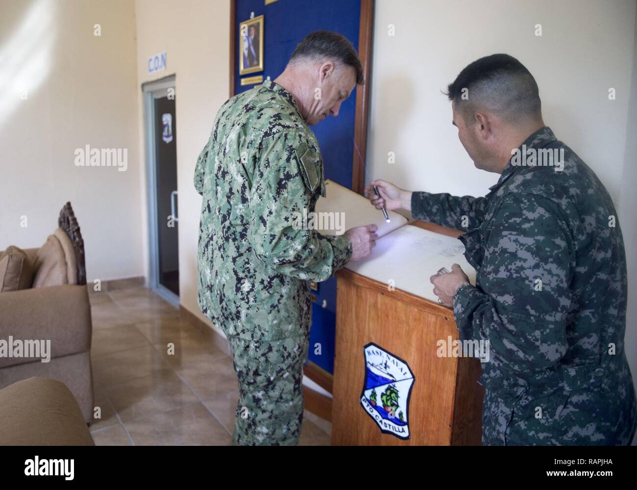 TRUJILLO, Honduras (feb. 23, 2017) - Posteriore Adm. Sean S. Buck, Commander U.S. Forze Navali Comando meridionale/STATI UNITI 4a flotta NAVSO/FOURTHFLT), firma il libro degli ospiti mentre visitano il comandante della base navale di Puerto Castilla, Honduras, a sostegno della prosecuzione promessa 2017's (CP-17) visita a Trujillo, Honduras. CP-17 è un U.S. Comando sud-sponsorizzato e U.S. Forze Navali Comando meridionale/STATI UNITI 4a flotta-condotto di distribuzione condotta civile-militare comprendente le operazioni di assistenza umanitaria, impegni di formazione e medico, dentista e supporto di veterinari in uno sforzo per mostrare il supporto degli Stati Uniti e Foto Stock