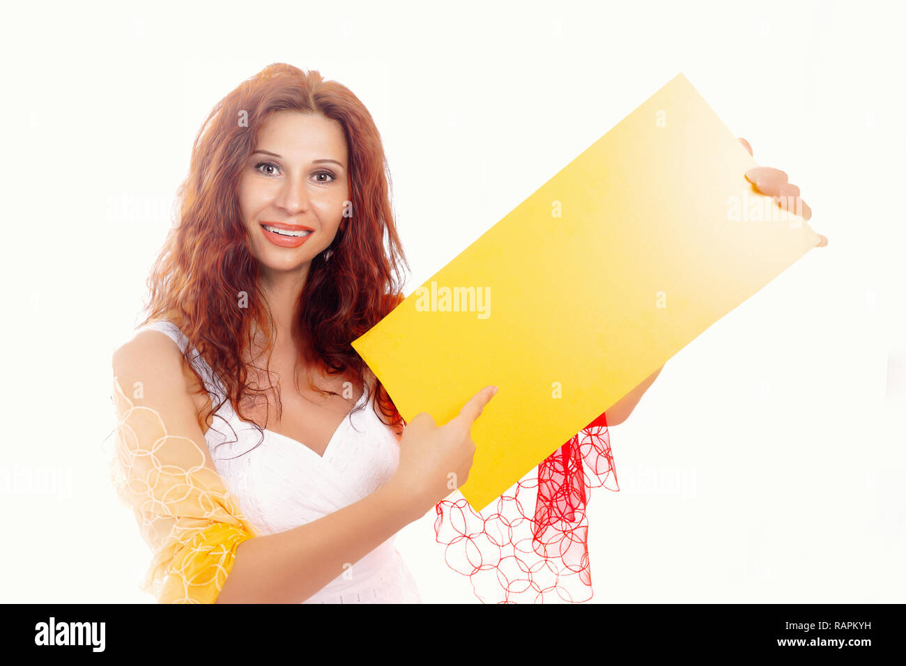 Donna con capelli lunghi sorridente e tenendo la scheda vuota. Ma caucasici con medio orientale indiano o caratteristiche somatiche. Foto Stock