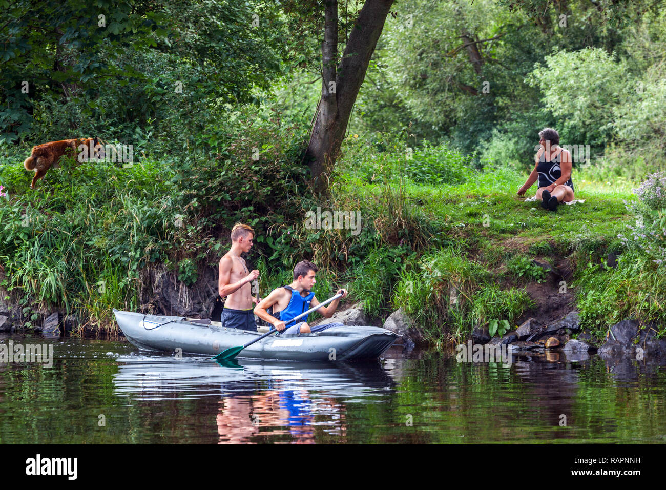 Due ragazzi in canoa sul fiume estate idillio, Repubblica Ceca Foto Stock