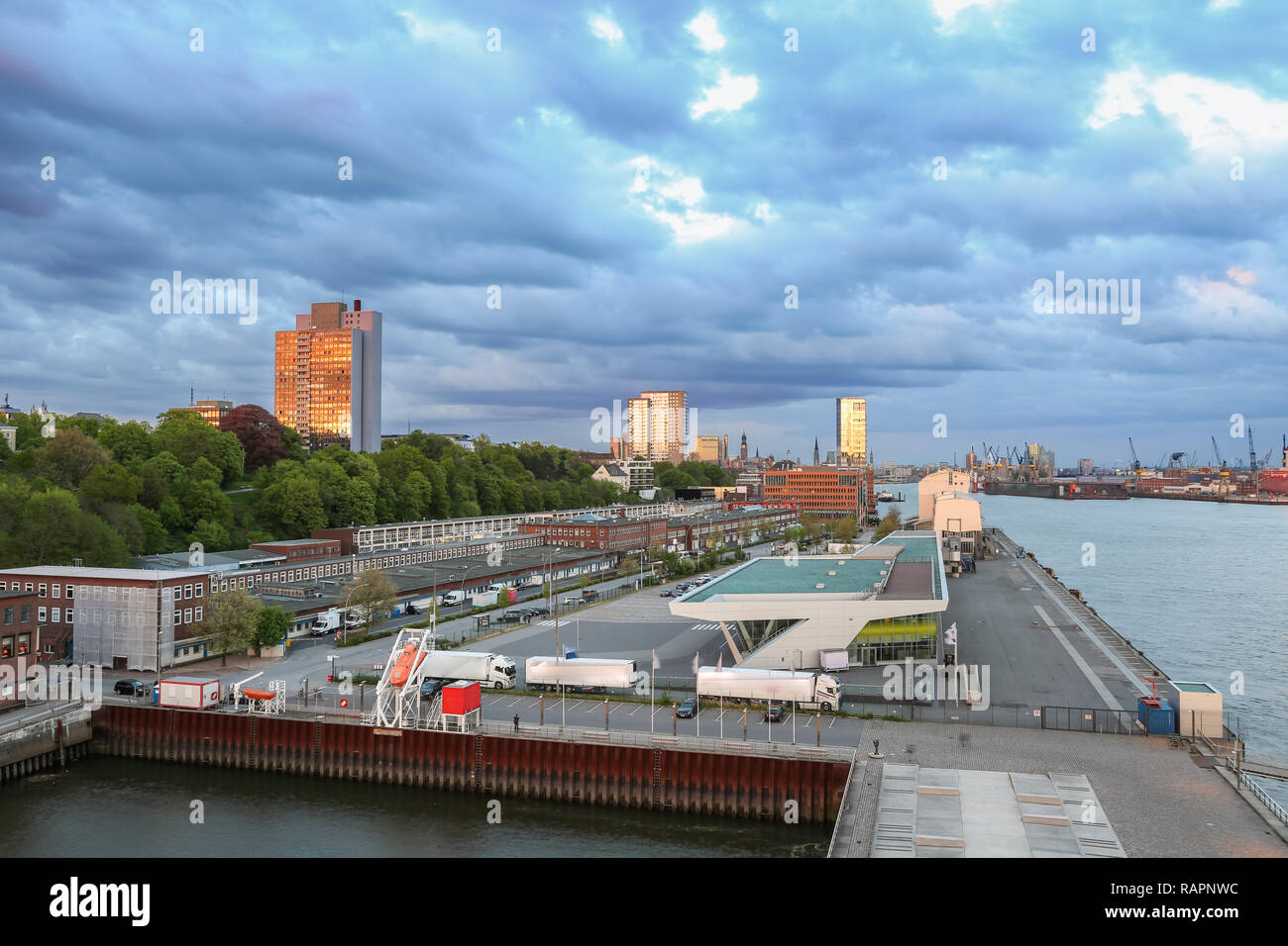 Vista del porto di Amburgo con cruise terminal e il mercato del pesce sale Foto Stock