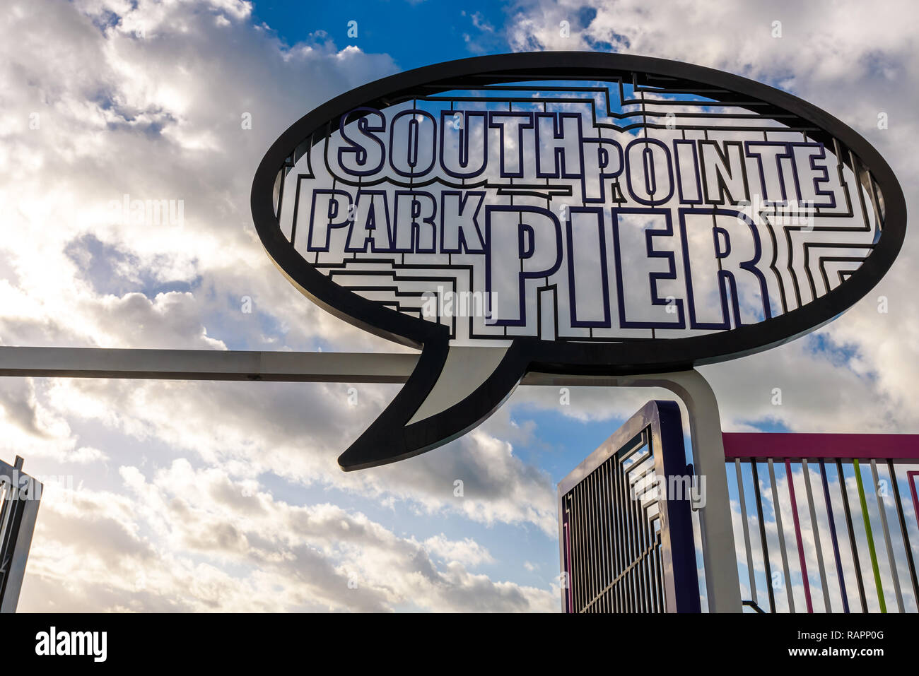 Vista dell'ingresso e segno di South Pointe Park molo presso sunrise, popular seafront spot per gli amanti del jogging, per i turisti e per la pesca in Miami Beach, Florida. Foto Stock