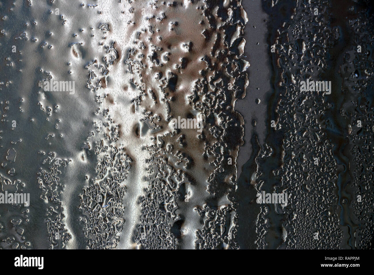 Dettagliato sfondo inverno con acqua congelata sulla finestra Foto Stock