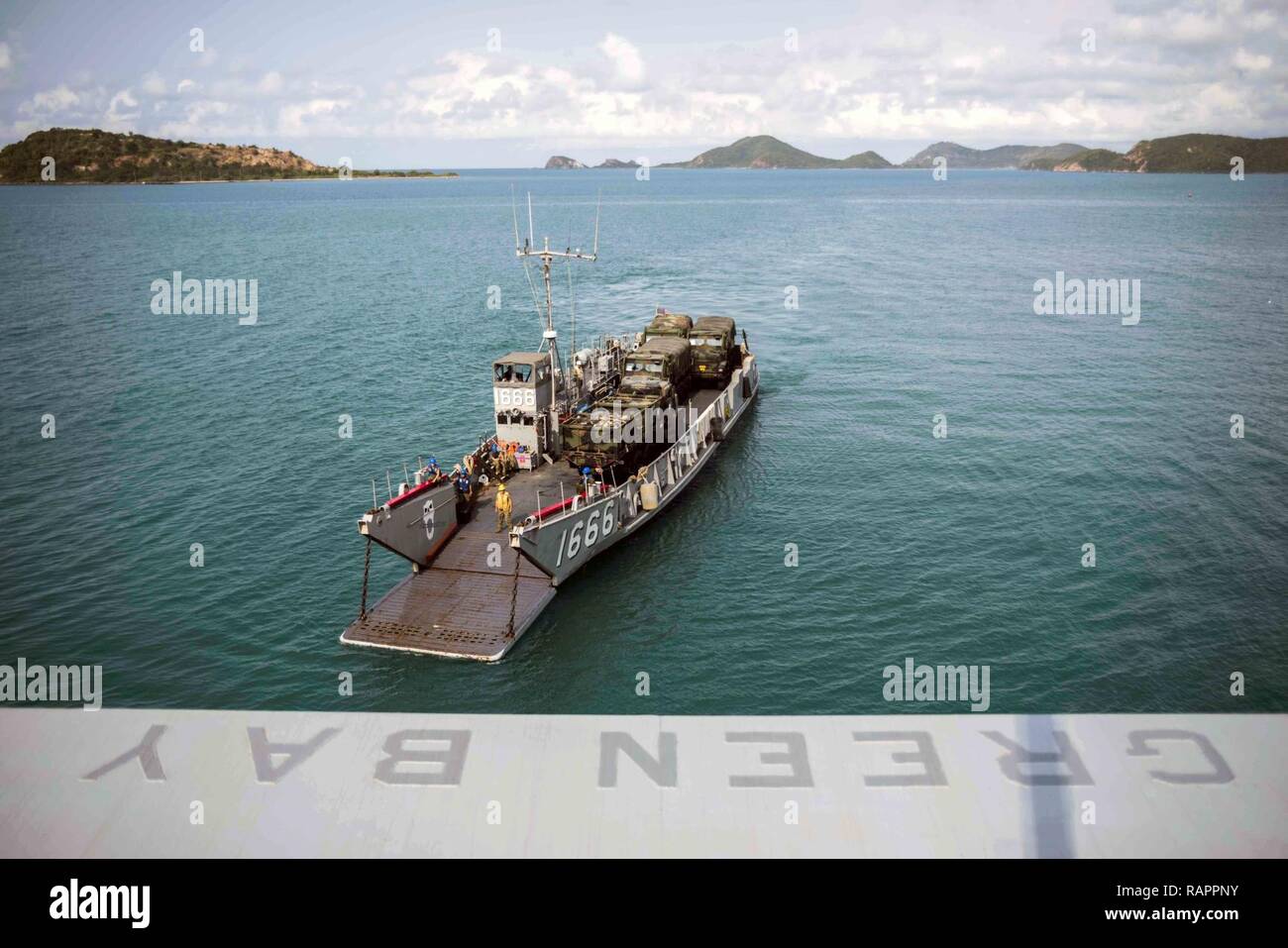 SATTAHIP, Thailandia (feb. 24, 2017) Landing Craft utility 1666, assegnato alla spiaggia navale unità 7, si imbarca ben deck di trasporto anfibio dock nave USS Green Bay (LPD 20) durante l'esercizio Cobra Gold 2017. L'esercizio è il più grande teatro di cooperazione nel campo della sicurezza in esercizio il Indo-Asia-regione del Pacifico ed è parte integrante dell'impegno degli Stati Uniti per rafforzare l'impegno nella regione. Foto Stock