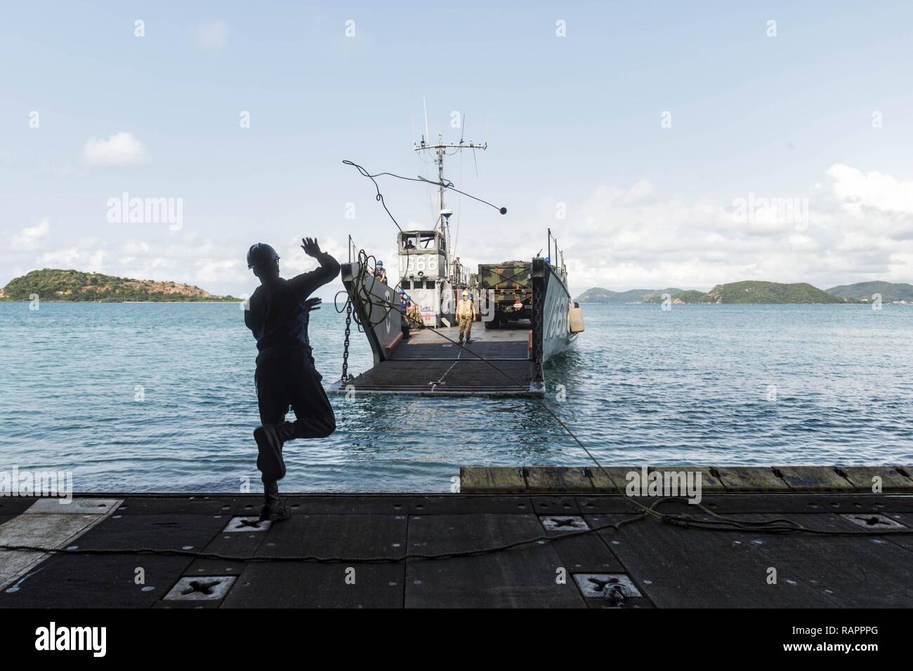 SATTAHIP, Thailandia (feb. 24, 2017) Boatswain compagno del marinaio Kelvin Wagner heaves una linea a landing craft utility 1666, assegnato alla spiaggia navale unità (NBU) 7, man mano che si avvicina la ben deck di trasporto anfibio dock nave USS Green Bay (LPD 20) per una porta di poppa marriageduring esercizio Cobra Gold 2017. L'esercizio è il più grande teatro di cooperazione nel campo della sicurezza in esercizio il Indo-Asia-regione del Pacifico ed è parte integrante dell'impegno degli Stati Uniti per rafforzare l'impegno nella regione. Foto Stock