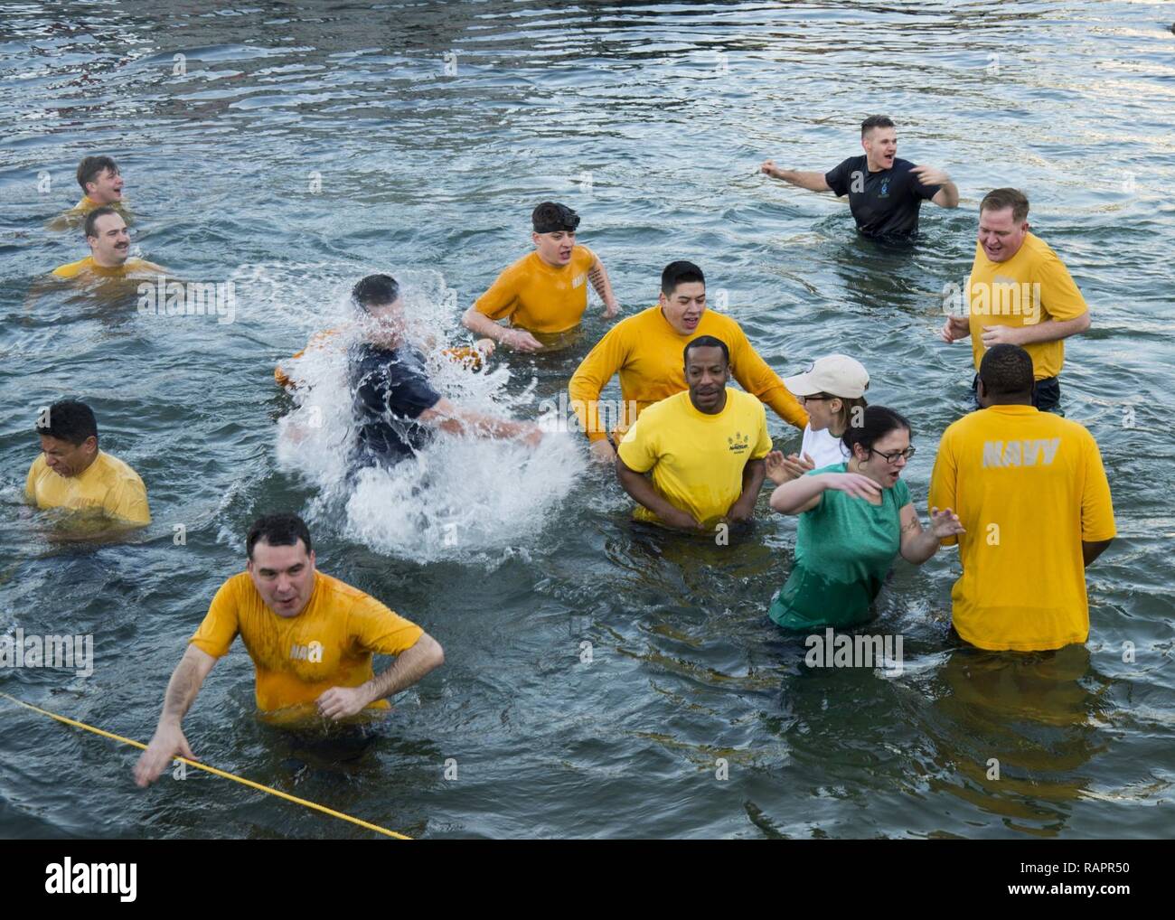 SASEBO, Giappone (feb. 28, 2017) il comandante, U.S. Le attività della flotta Sasebo i marinai e i dipendenti civili hanno partecipato all'Navy-Marine Corps Relief Society tuffo polare a bordo CFAS Febbraio 28, 2017.Il Tuffo polare è stato trattenuto per sollevare la consapevolezza per il NMCRS active-dovere fondo rigido, che aiuta a mantenere i servizi NMCRS e i programmi in esecuzione in tutto il mondo. Foto Stock