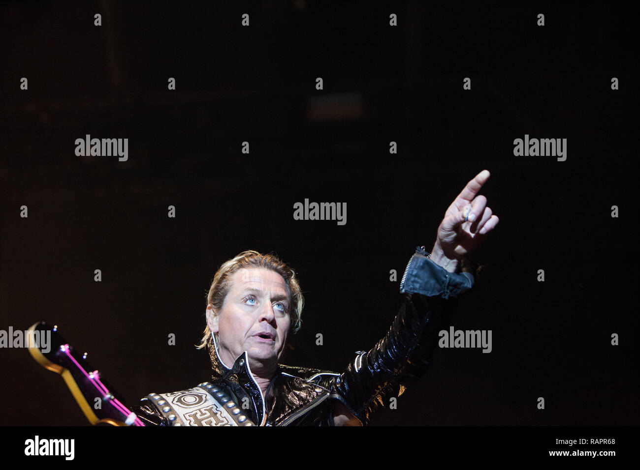 Il danese rock band D-A-D esegue un concerto dal vivo presso il Danish Music Festival Festival di Jelling 2014. La banda era originariamente chiamato "Disneyland dopo il buio" ma aveva una querela da The Walt Disney Company. Qui il bassista Stig Pedersen è visto dal vivo sul palco. Danimarca, 29/05 2014 Foto Stock