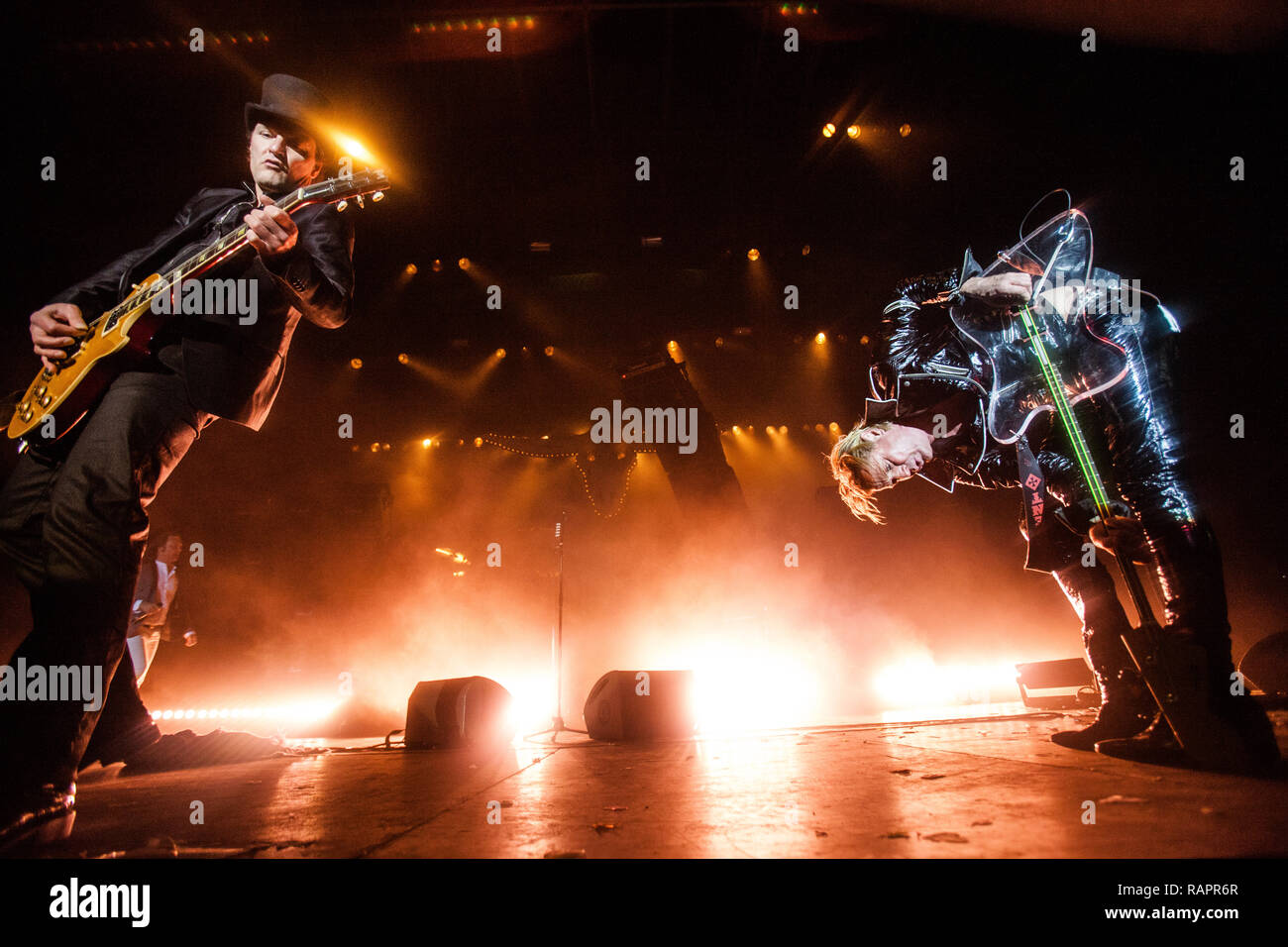 Il danese rock band D-A-D esegue un concerto dal vivo presso il Danish Music Festival Festival di Jelling 2014. La banda era originariamente chiamato "Disneyland dopo il buio" ma aveva una querela da The Walt Disney Company. Qui il chitarrista Jacob Binzer è visto dal vivo sul palco con il bassista Stig Pedersen. Danimarca, 29/05 2014 Foto Stock