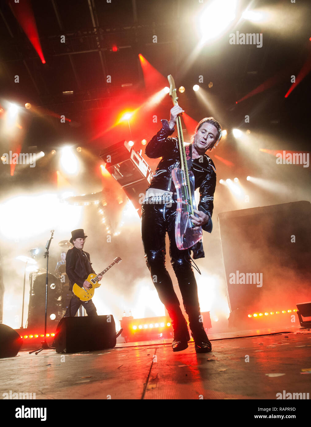 Il danese rock band D-A-D esegue un concerto dal vivo presso il Danish Music Festival Festival di Jelling 2014. La banda era originariamente chiamato "Disneyland dopo il buio" ma aveva una querela da The Walt Disney Company. Qui il bassista Stig Pedersen è visto dal vivo sul palco. Danimarca, 29/05 2014 Foto Stock