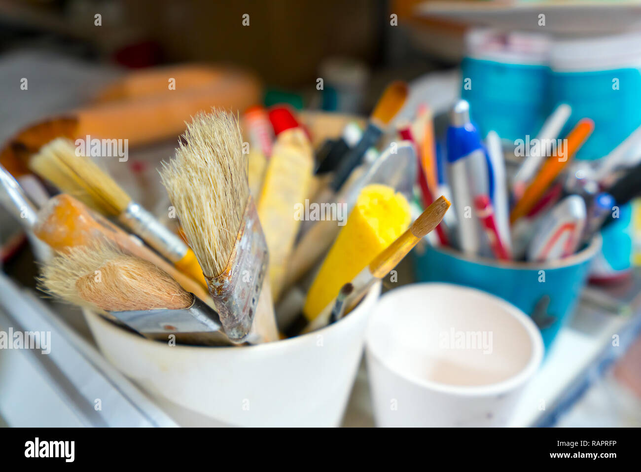 Oggetto d'arte Spazzola di vernice attrezzature alla Scuola d'arte Foto Stock