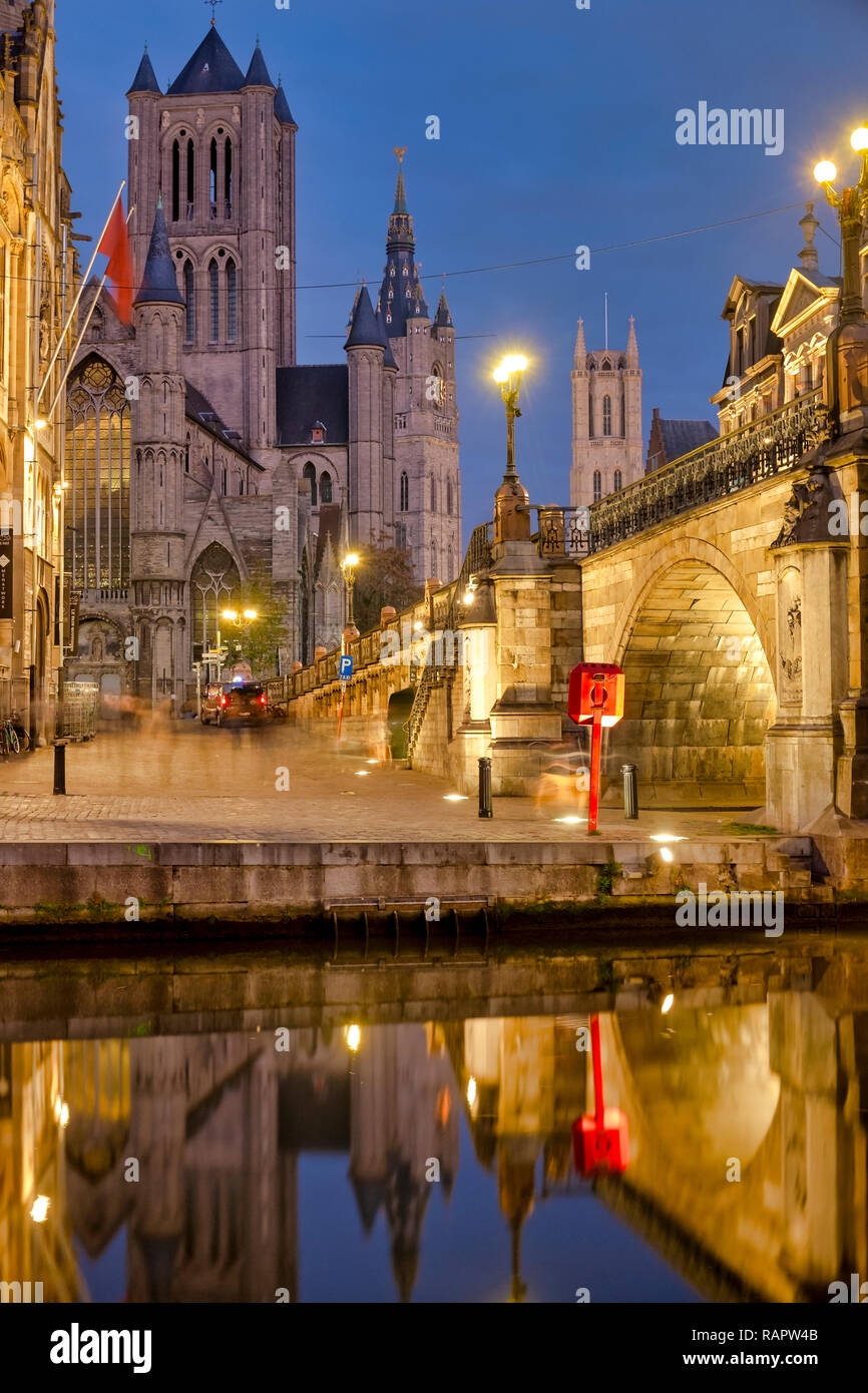 Graslei e Saint Nicholas' Chiesa, Gand, Fiandre, in Belgio Foto Stock