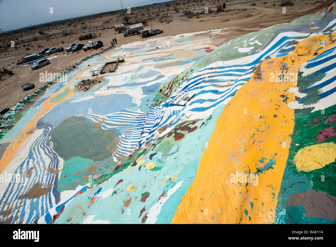 NILAND, CALIFORNIA - 21 agosto 2018: Leonard Cavalieri dipinto di salvezza montagna sulla strada Beal al di fuori di Niland, California Foto Stock