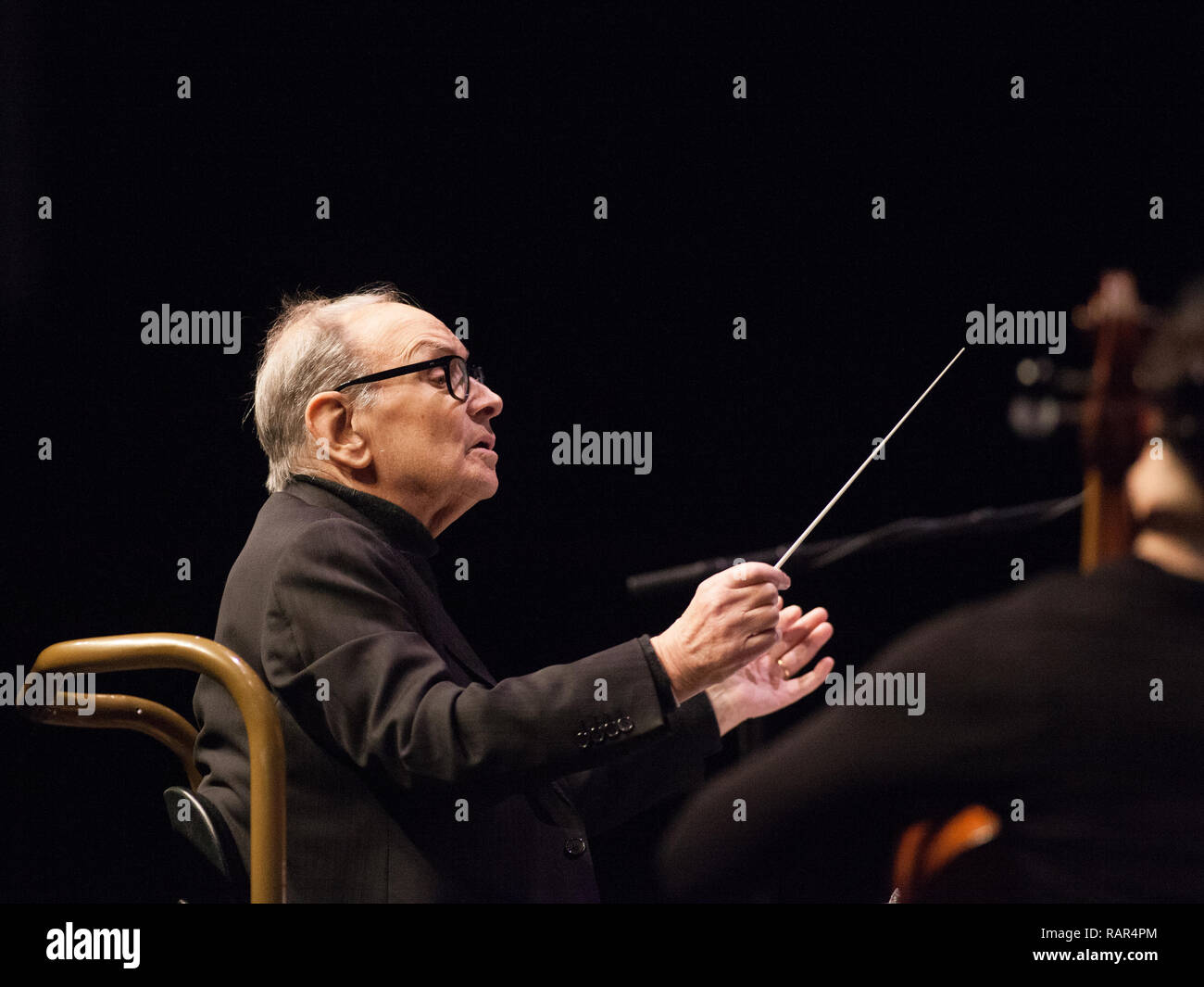 Il leggendario film italiano compositore e direttore di orchestra Ennio Morricone suona dal vivo presso il Forum di Copenhagen. Danimarca, 02/12 2016. Ad eccezione della Danimarca Foto Stock