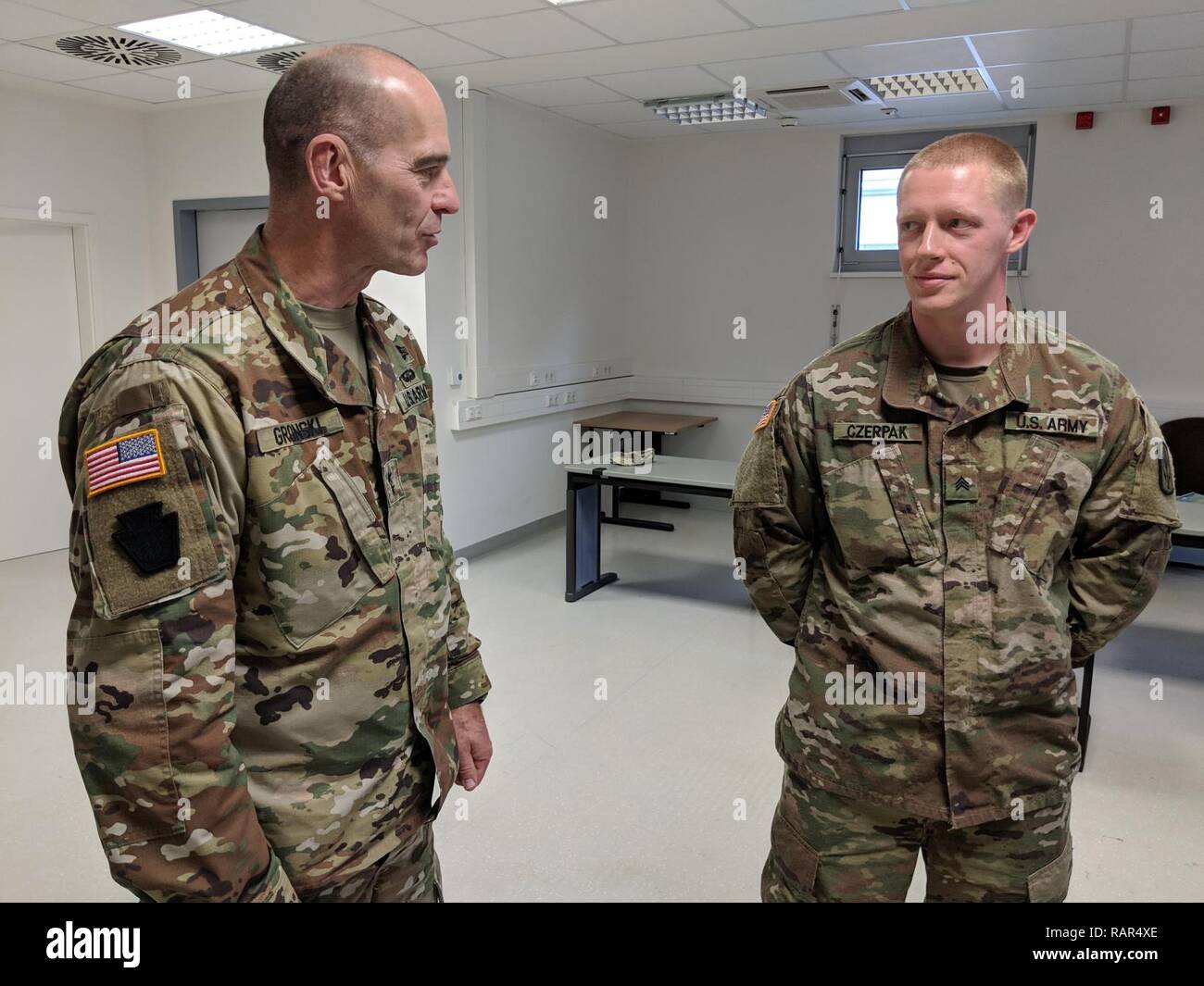 Stati Uniti Esercito il Mag. Gen. Giovanni Gronski, U.S. Esercito dell'Europa il vice Comandante generale per Esercito Nazionale Guardia, incontro con i soldati assegnati a 174ma la difesa aerea brigata di artiglieria durante una visita a Katterbach Kaserne, Germania, 12 dicembre 2018. Foto Stock