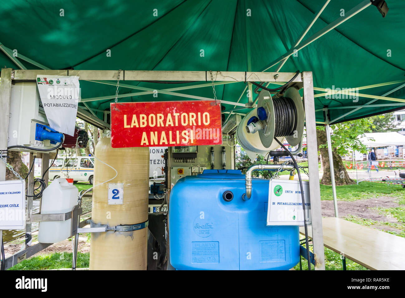 La protezione civile italiana:le funzioni di protezione civile: la previsione e la previsione, preparazione, gestione di emergenza. Il laboratorio di analisi Foto Stock