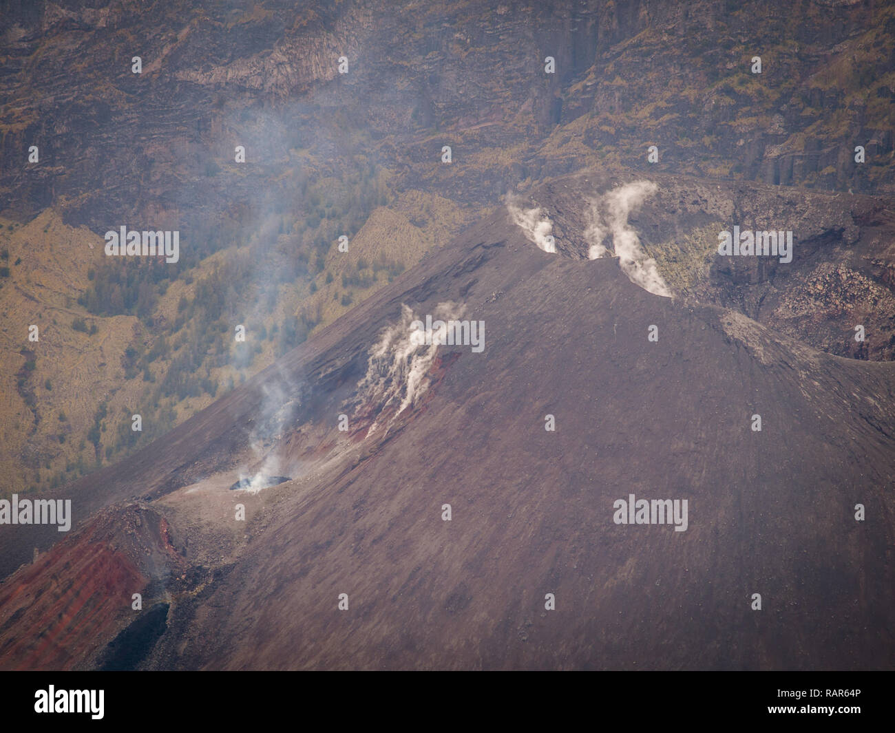 Fumo nel cratere del vulcano Rinjani, Isola di Lombok, Indonesia dall anno 2009 Foto Stock