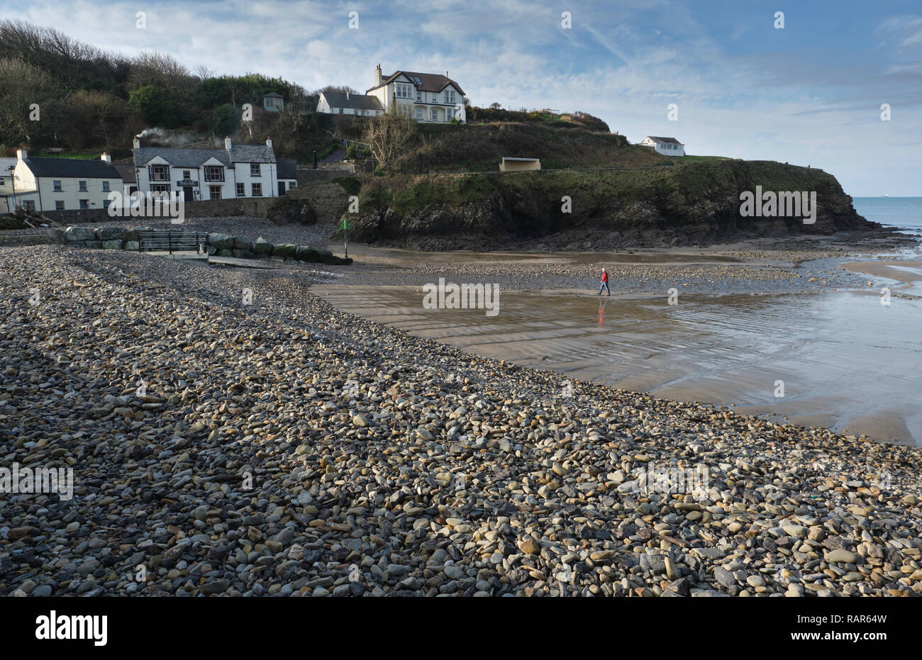 Vista di The Swan Inn presi da Little Haven beach, Pembrokeshire, il Galles in inverno. Foto Stock