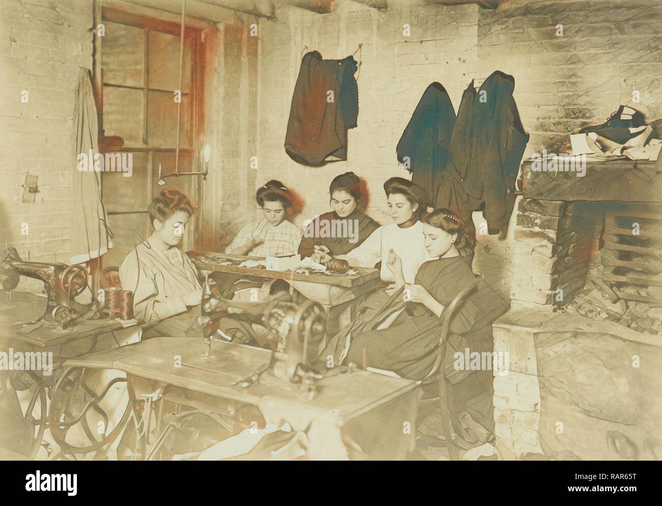 Cinque giovani seamstresses in studio, Lewis Wickes Hine, 1906. Reinventato da Gibon. Arte Classica con un tocco di moderno reinventato Foto Stock