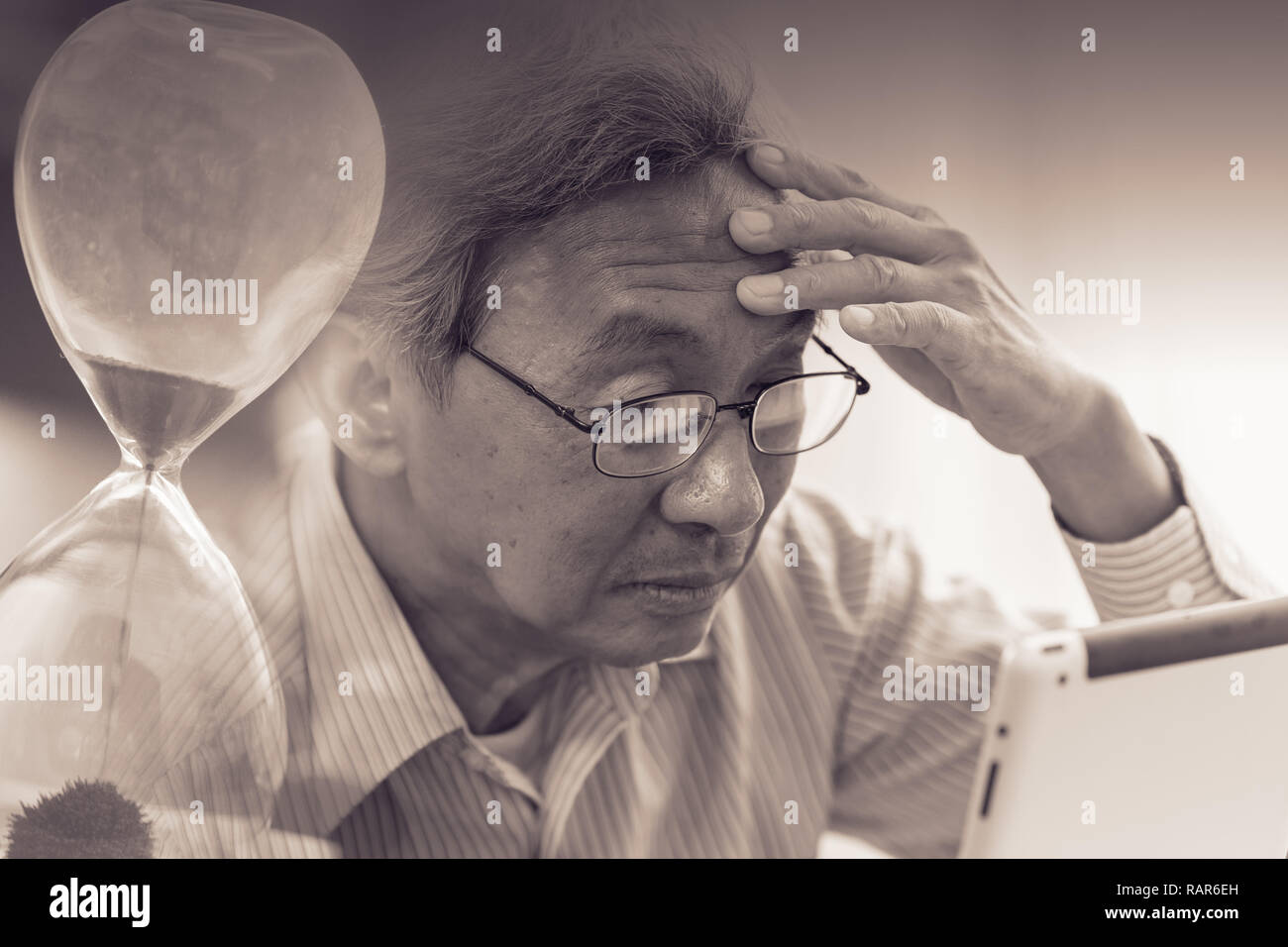 Anziano con Alzheimer la perdita di memoria del tempo il concetto di malattia. Foto Stock