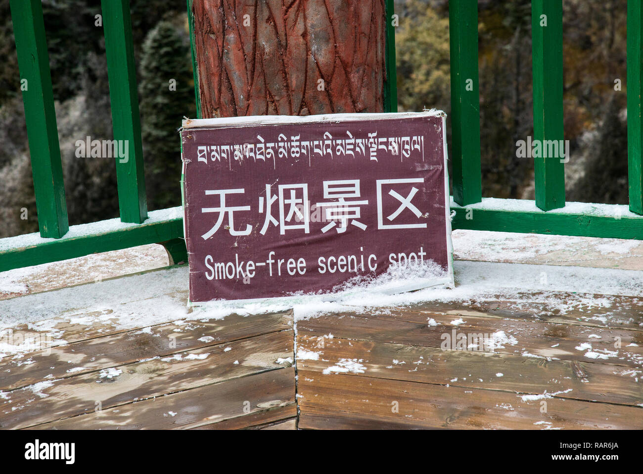 Avviso in tibetano, cinese e inglese che indica che questo punto panoramico è non-fumatori. Foto Stock