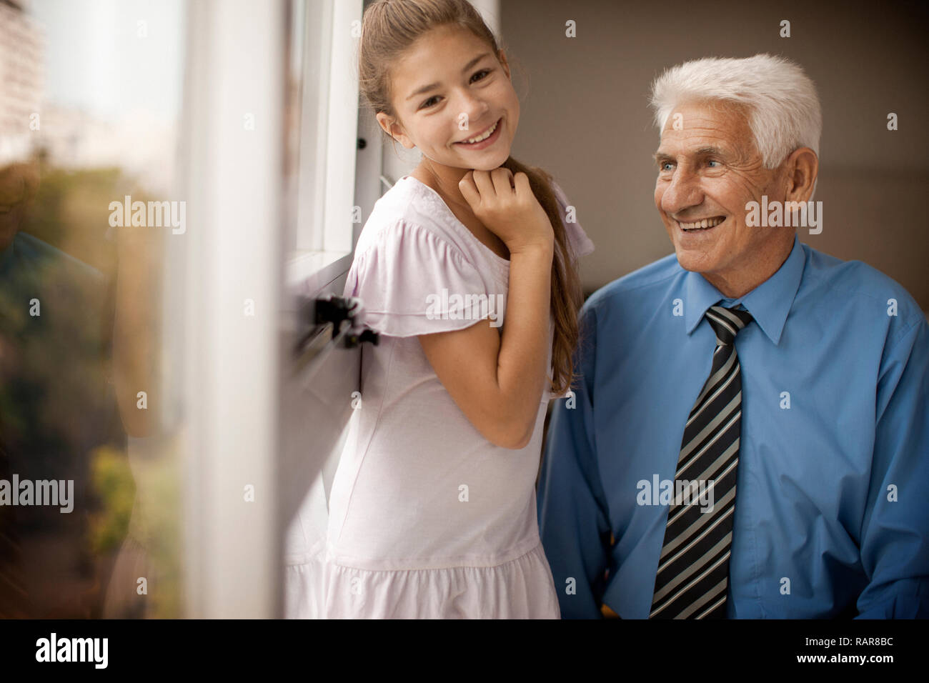 Sorridente uomo senior e la sua nipote. Foto Stock