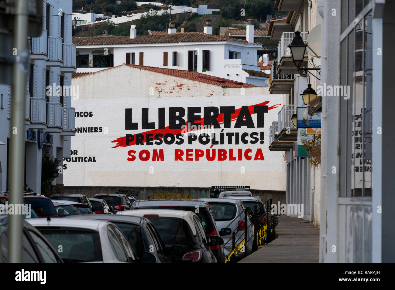 Politico, graffiti in lingua catalana, stampata sul terreno. Chiamata per la libertà per i prigionieri politici. nella città di Figueres. Foto Stock