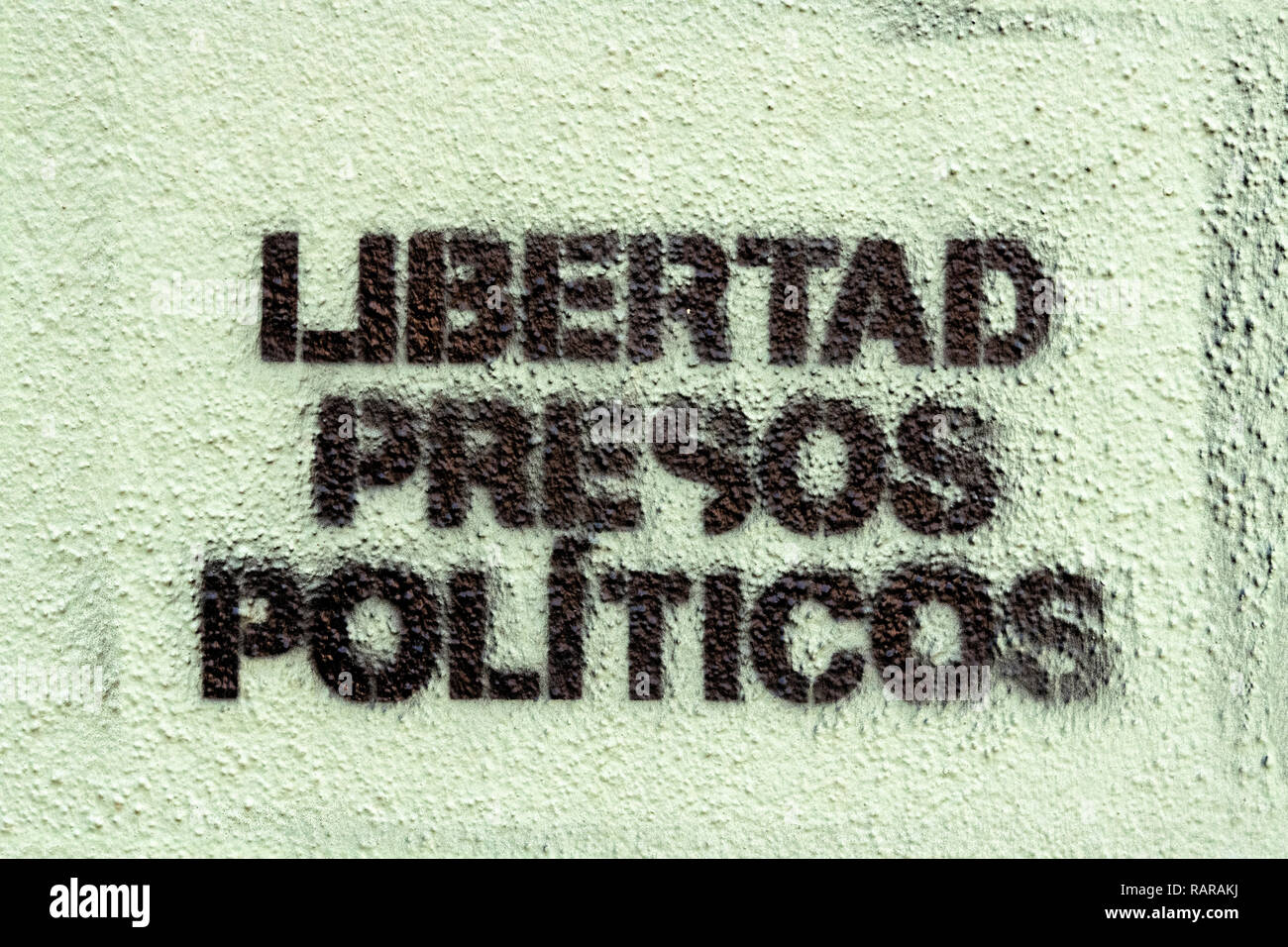 Politico, graffiti in lingua catalana, stampata sul terreno. Chiamata per la libertà per i prigionieri politici. nella città di Figueres. Foto Stock