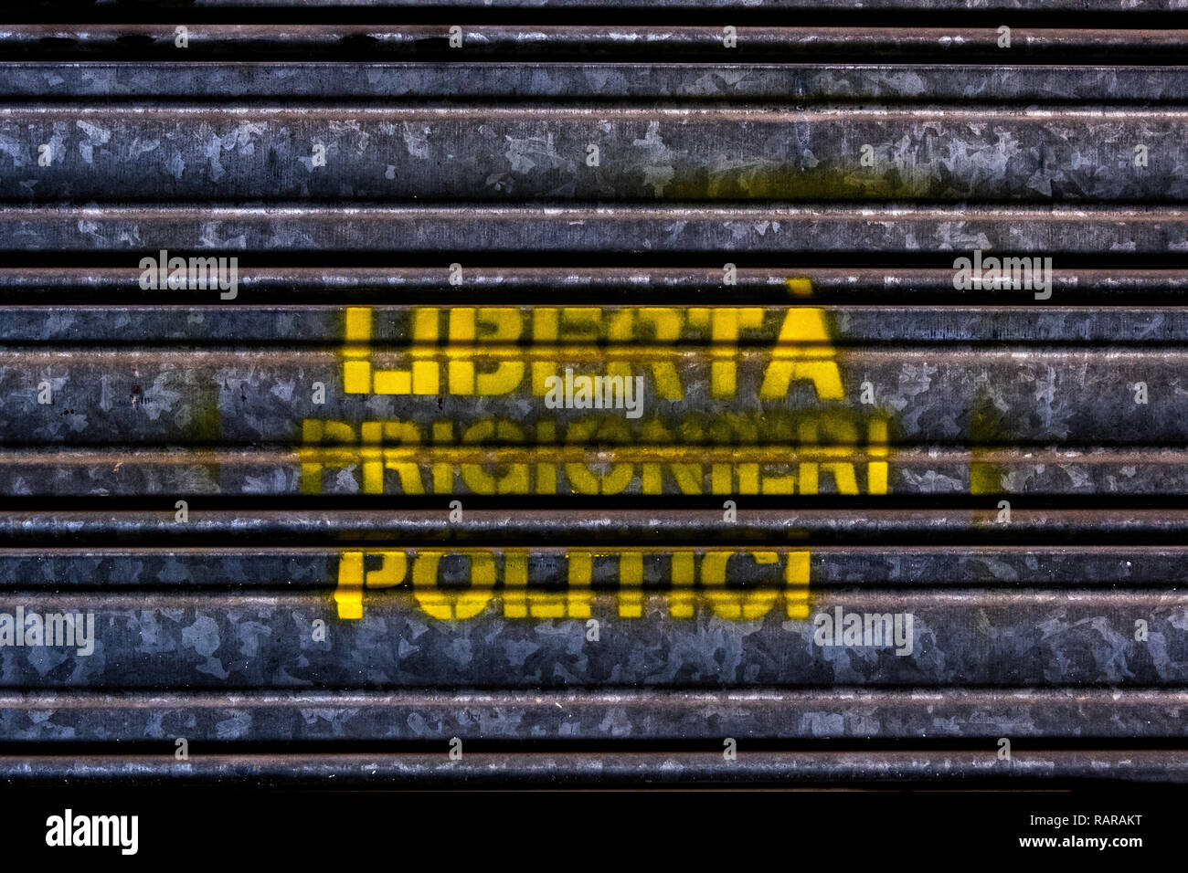 Politico, graffiti in lingua catalana, stampata sul terreno. Chiamata per la libertà per i prigionieri politici. nella città di Figueres. Foto Stock