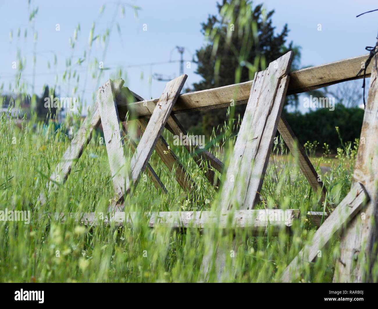 Vecchio rotto abbandonato serra in un riparto sovradimensionate plot. Foto Stock