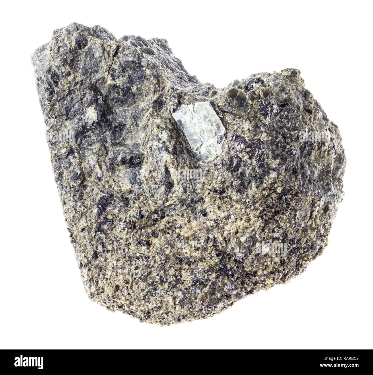 La fotografia macro di naturale minerale da collezione geologica - Peridotiti ruvida roccia con phlogopite mica su sfondo bianco Foto Stock