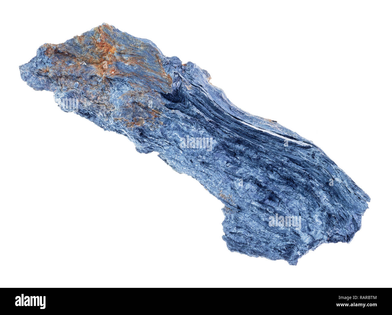 La fotografia macro di naturale minerale da collezione geologica - Rhodusite ruvida (magnesio riebeckite amianto blu) pietra su sfondo bianco Foto Stock