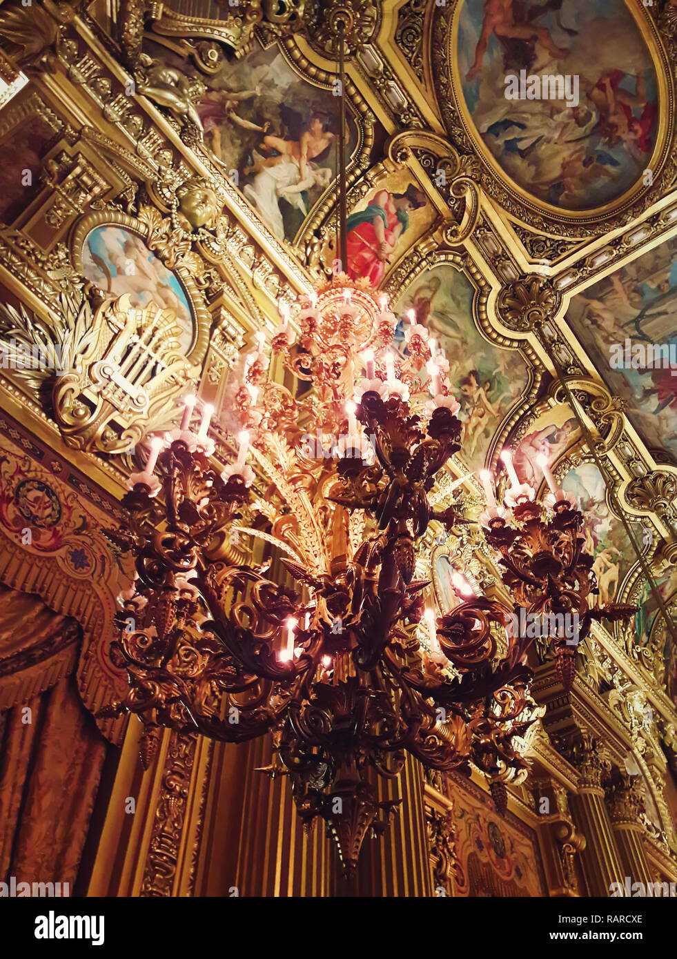 Chiusura del lampadario all'interno Opera Garnier di Parigi Francia. Foto Stock