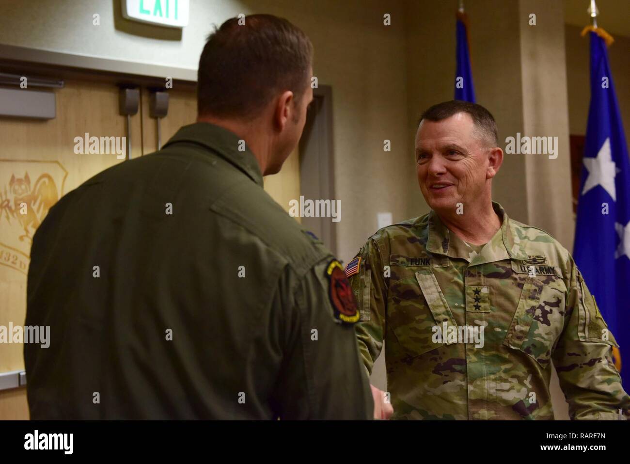 Stati Uniti Esercito Lt. Gen. Paolo Funk, III corpi corazzati e di Fort Hood in Texas, comandante generale, ha visitato Creech Air Force Base in Nevada, Dic 10, 2018. Come il precedente comandante della Combined Joint Task Force - Funzionamento inerenti risolvere, Funk ha voluto ringraziare il aviatori che volano, mantenere e sostenere il MQ-9 Reaper airpower che ha contribuito a salvare la vita delle truppe di terra sin dall'inizio della funzione OIR nel giugno 2014. Foto Stock