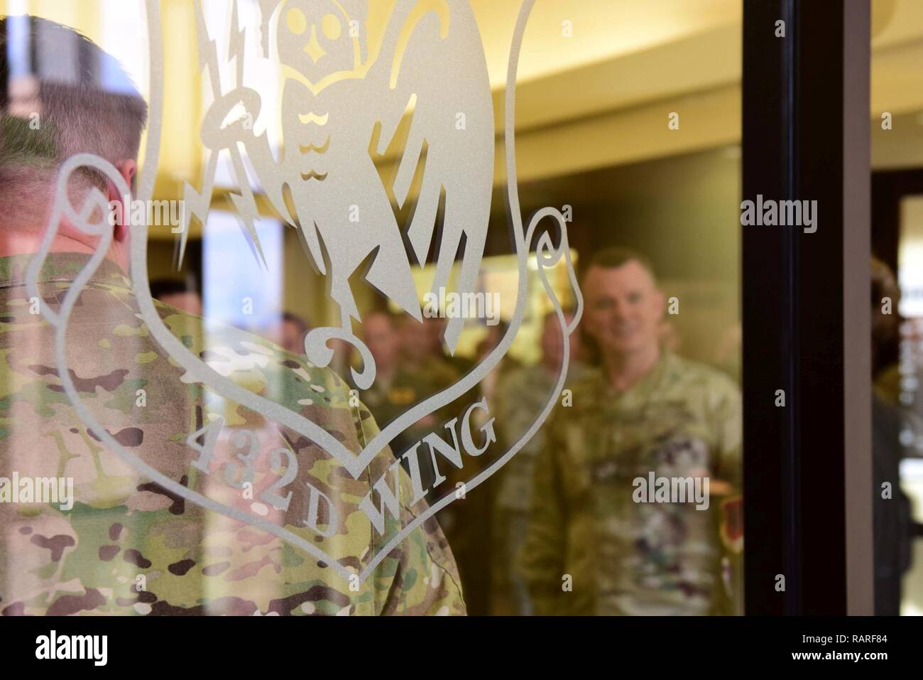 Stati Uniti Esercito Lt. Gen. Paolo Funk, III corpi corazzati e di Fort Hood in Texas, comandante generale, ha visitato Creech Air Force Base in Nevada, Dic 10, 2018. Come il precedente comandante della Combined Joint Task Force - Funzionamento inerenti risolvere, Funk ha voluto ringraziare il aviatori che volano, mantenere e sostenere il MQ-9 Reaper airpower che ha contribuito a salvare la vita delle truppe di terra sin dall'inizio della funzione OIR nel giugno 2014. Foto Stock