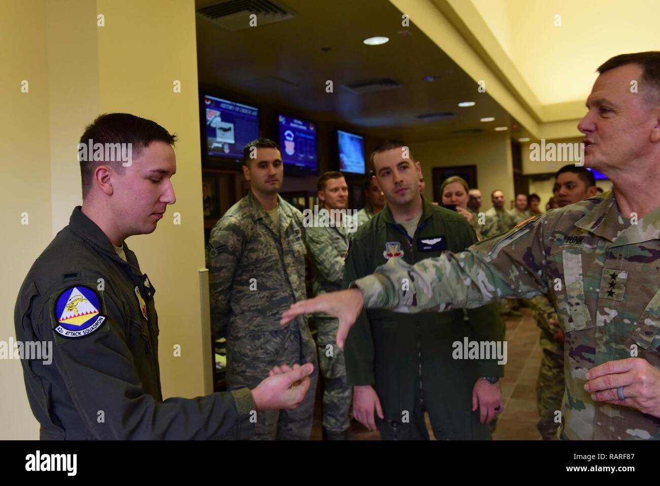 Stati Uniti Esercito Lt. Gen. Paolo Funk, III corpi corazzati e di Fort Hood in Texas, comandante generale, ha visitato Creech Air Force Base in Nevada, Dic 10, 2018. Come il precedente comandante della Combined Joint Task Force - Funzionamento inerenti risolvere, Funk ha voluto ringraziare il aviatori che volano, mantenere e sostenere il MQ-9 Reaper airpower che ha contribuito a salvare la vita delle truppe di terra sin dall'inizio della funzione OIR nel giugno 2014. Foto Stock