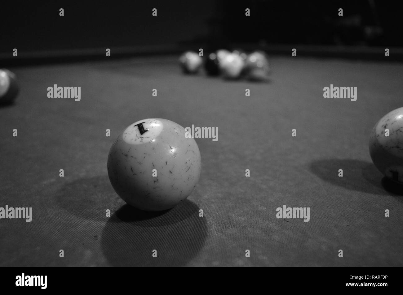 Gioco del pool, persona giocando a biliardo e di colpire le sfere Foto Stock