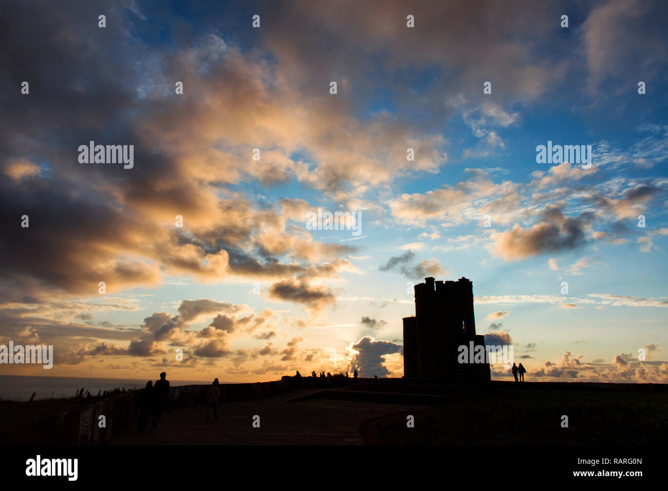 Tramonto alle scogliere di Moher, Co. Clare, Irlanda Foto Stock
