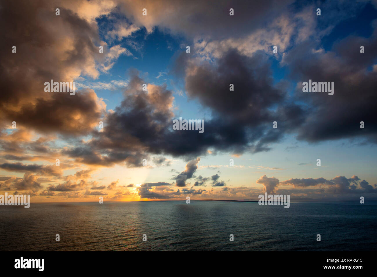 Tramonto alle scogliere di Moher, Co. Clare, Irlanda Foto Stock