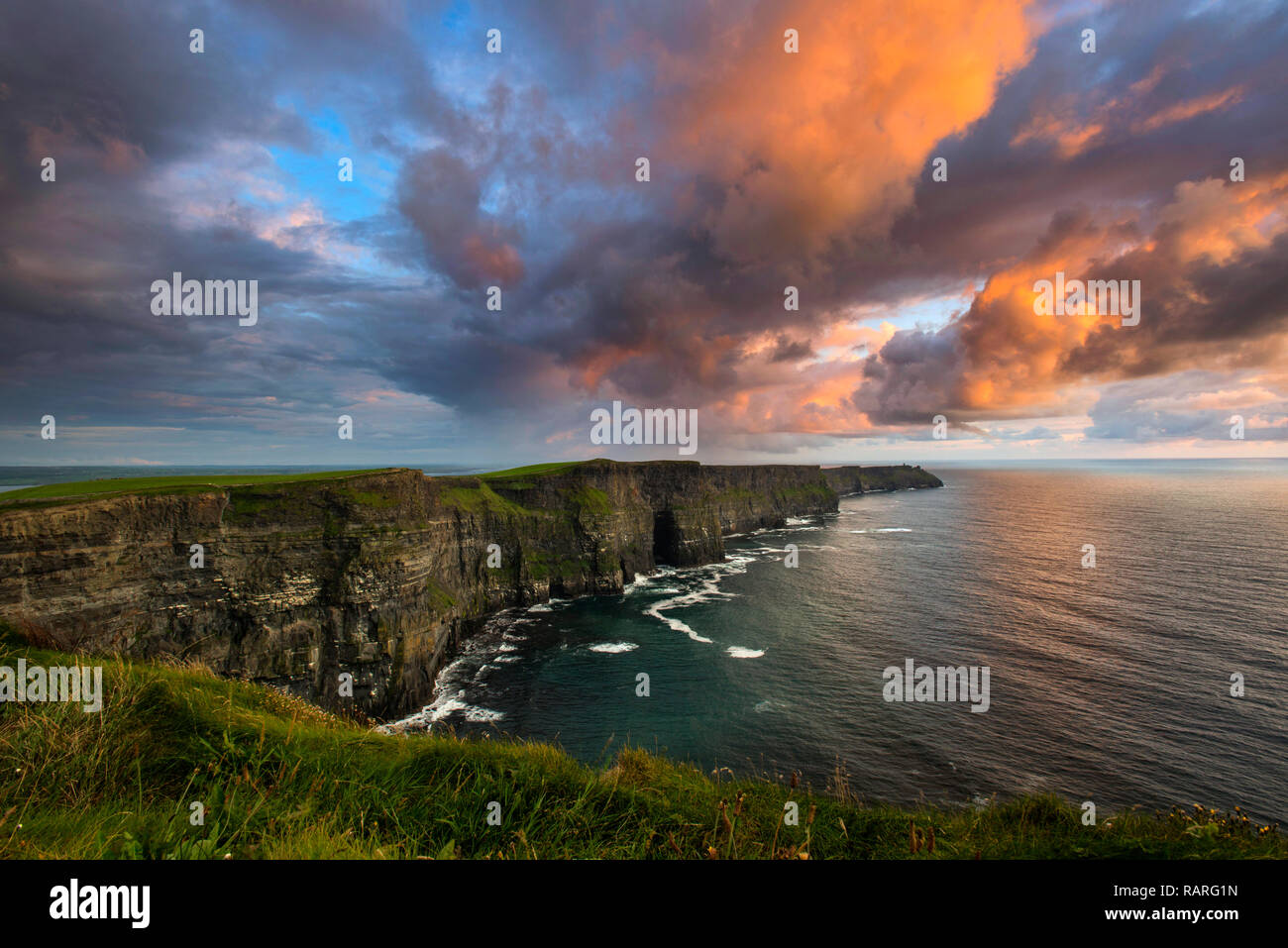 Tramonto alle scogliere di Moher, Co. Clare, Irlanda Foto Stock