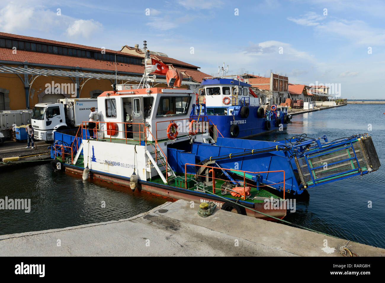 Turchia, Izmir, di raccolta dei rifiuti delle navi per combattere l'inquinamento di plastica nel mare mediterraneo Foto Stock