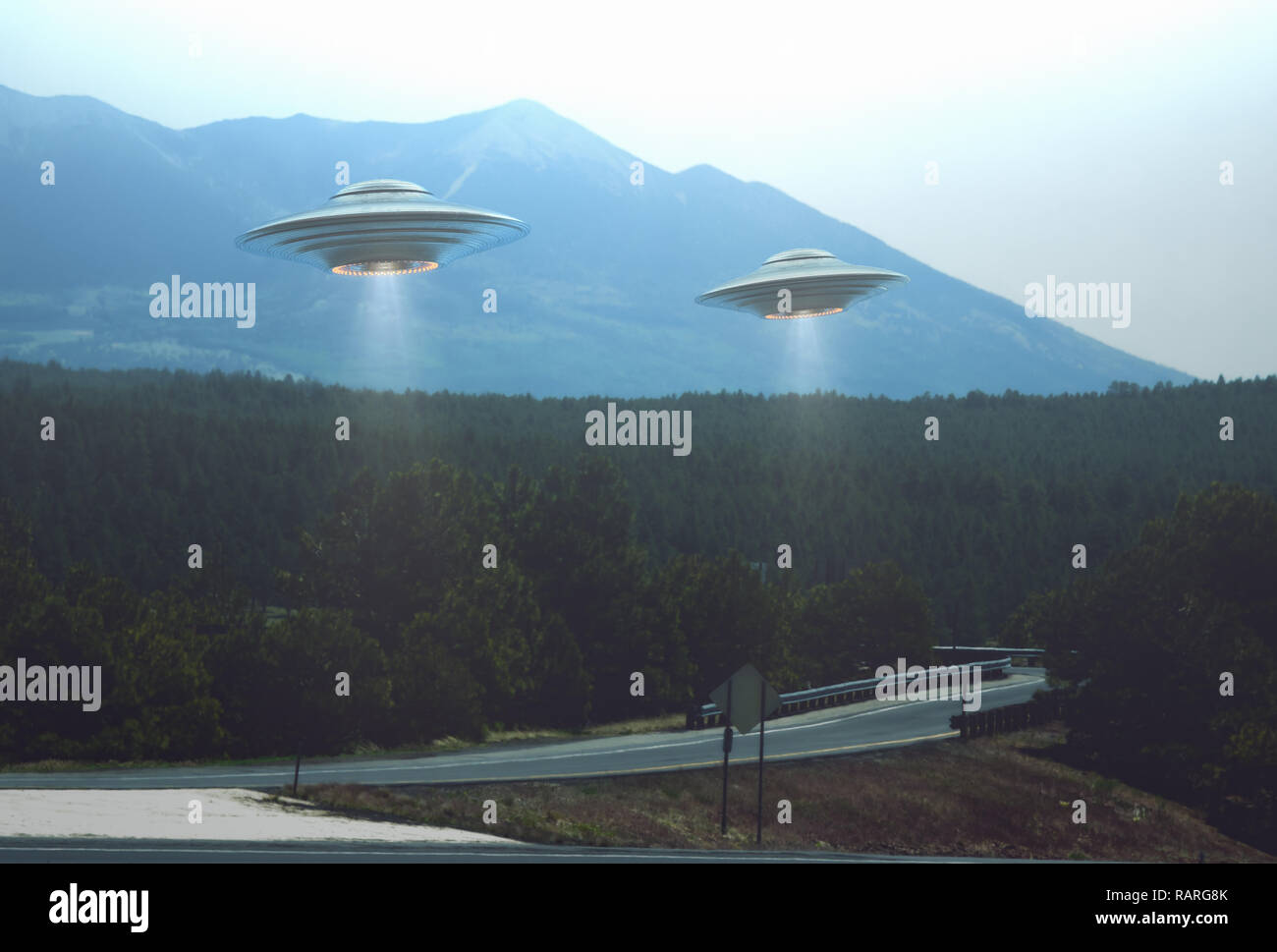 Oggetto Volante non Identificato. Due UFO volare sopra una strada tra gli alberi. 3D'illustrazione. Foto Stock