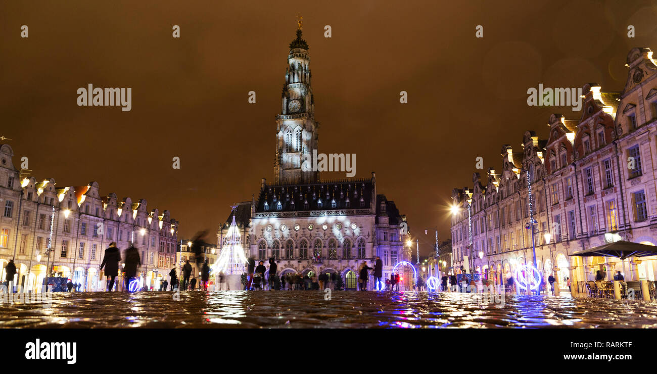 Il municipio e la Piazza degli Eroi (Place des Héros) in Arras, Francia. Il municipio e la torre campanaria è un sito Patrimonio Mondiale dell'UNESCO. Foto Stock